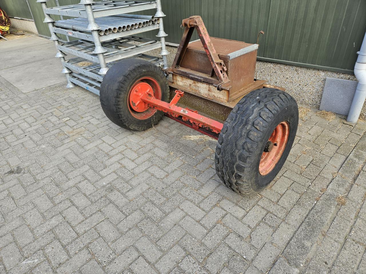 Geremde landbouwas met wielen