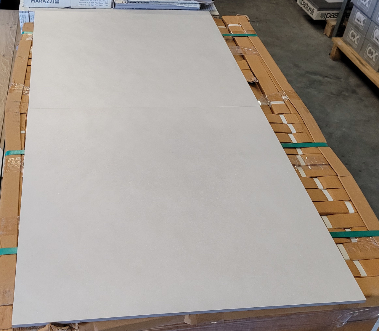 3030-86 ca 48 m²  grijze betonlook tegels, 60x60, nu per m²