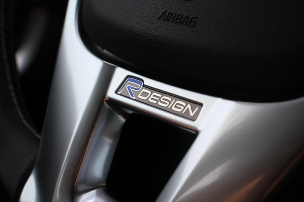 Volvo V40 2.0 t2 r-design - leder/alcantara - harman kardon - led - navi - 