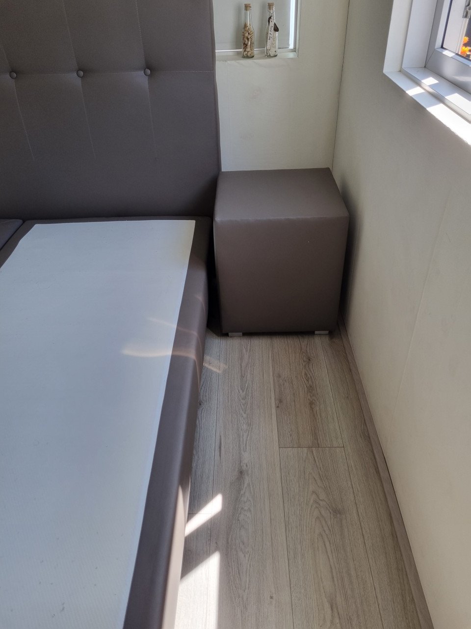Boxspring bed 160x200 met hoofdbord + 2 hockers