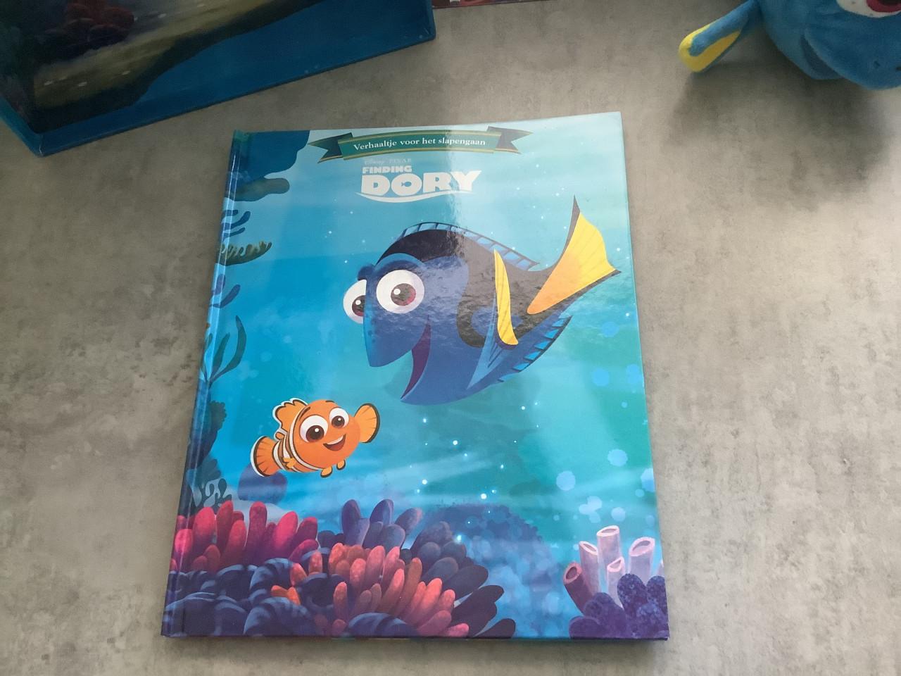 Nieuwe grote Disney Knuffel Finding Dory + Boek, in geschenkdoos