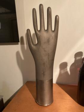 Metalen mal handschoen