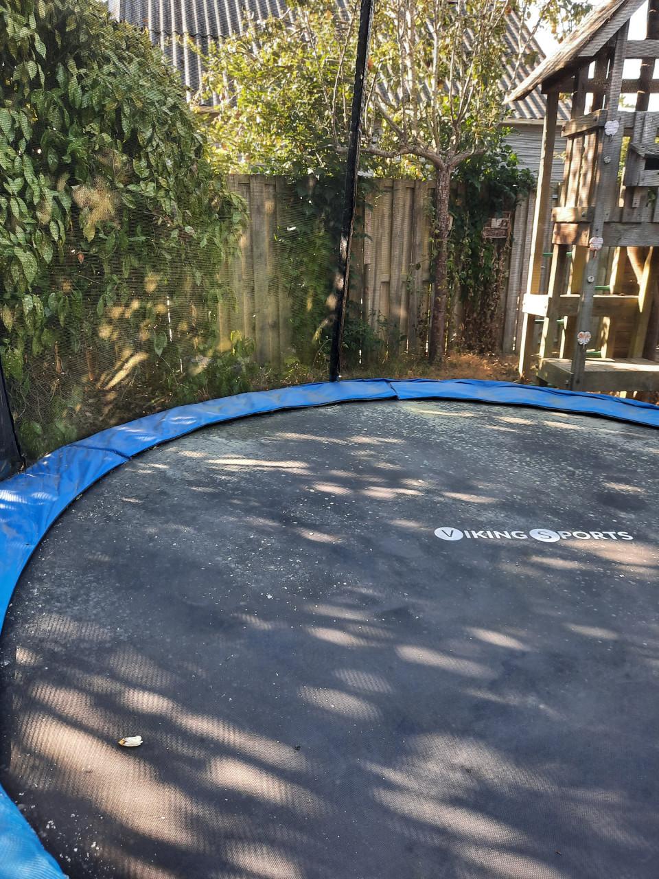 Viking Sport Trampoline met een doorsnede van 300 cm.