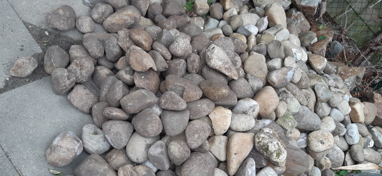 Keien voor bv. vijverrand en stapelblokken kleur zand