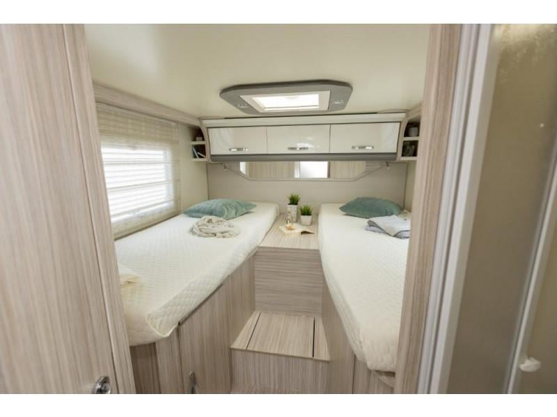 Half-integraal Camper met veel luxe, Elnagh T-loft 530