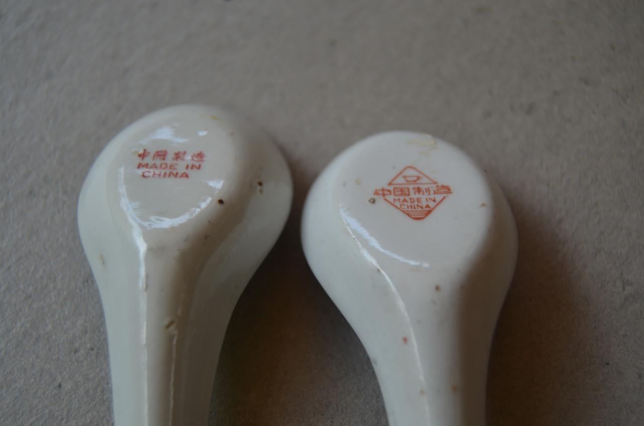 2 Chinese porseleinen lepels ipst.