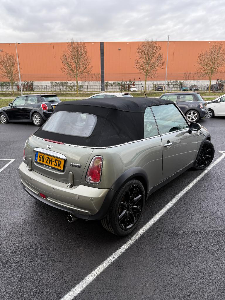 Mini Cooper Cabrio 1.6 - sidewalk