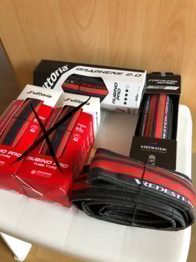 Koopje, wielren schoenen en racefiets banden, wegens beëindiging hobby.