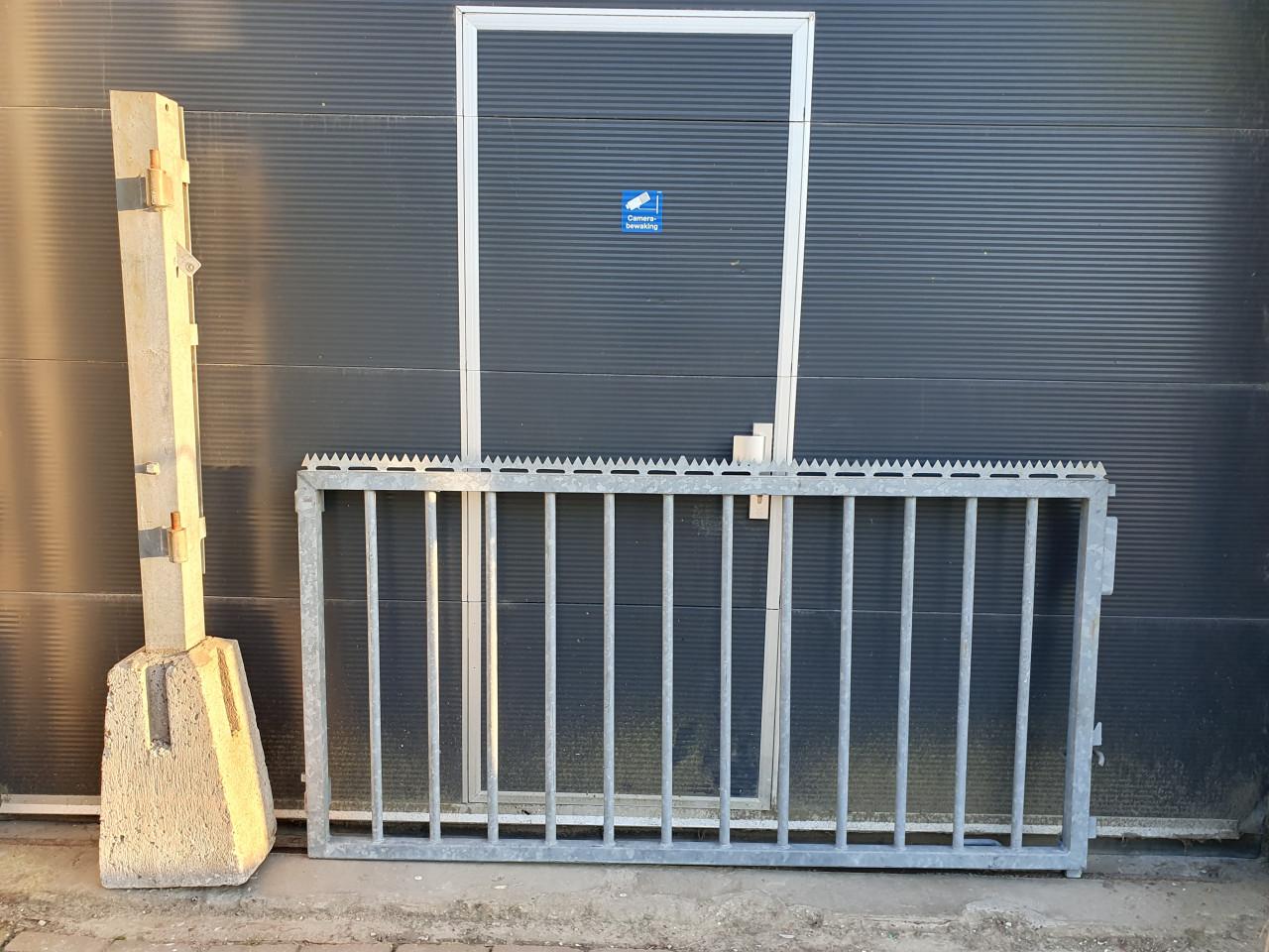 Degelijk stalen gegalvaniseerd hek, poort voor tuin of weide.