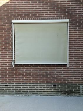 Buiten screen , afmetingen breed 1,74 m , hoog 1,35 m, kleur licht geel.