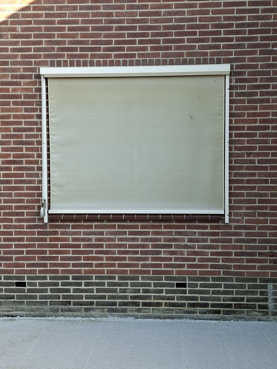 Buiten screen , afmetingen breed 1,74 m , hoog 1,35 m, kleur licht geel.