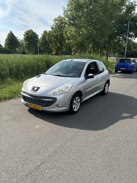 Peugeot 206+ met een jaar apk!