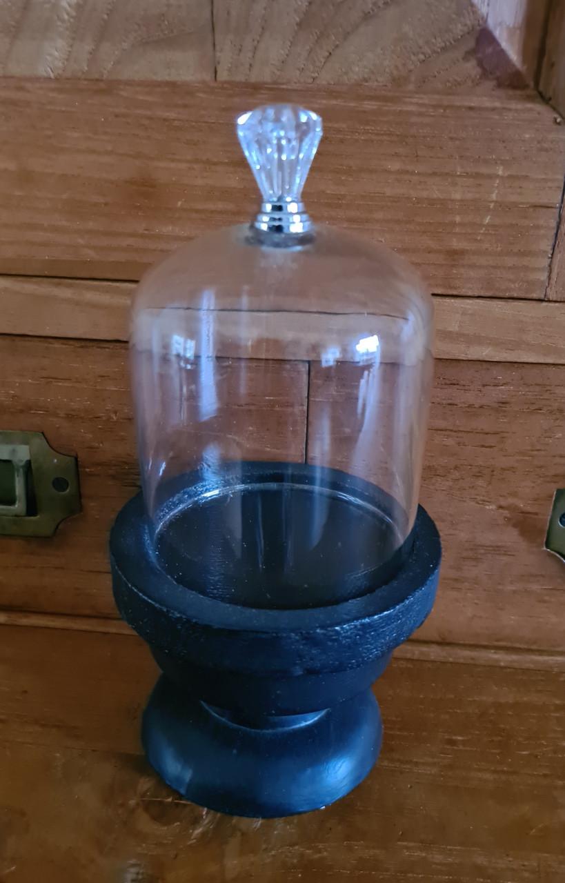 Brocante glazen stolp met zwarte houten voet