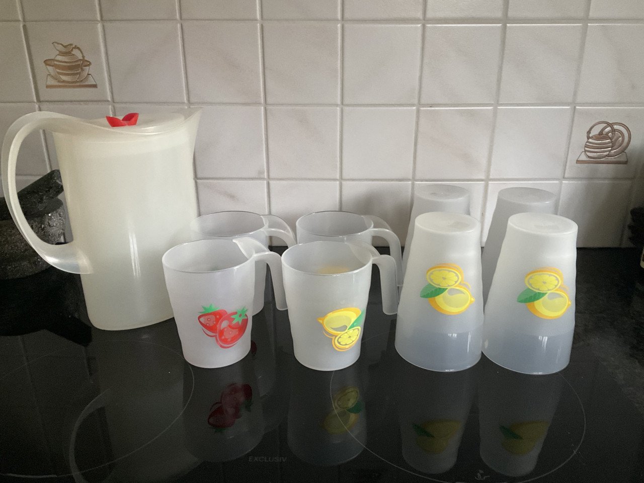 Hardplastic kan en 8 hardplastic bekers