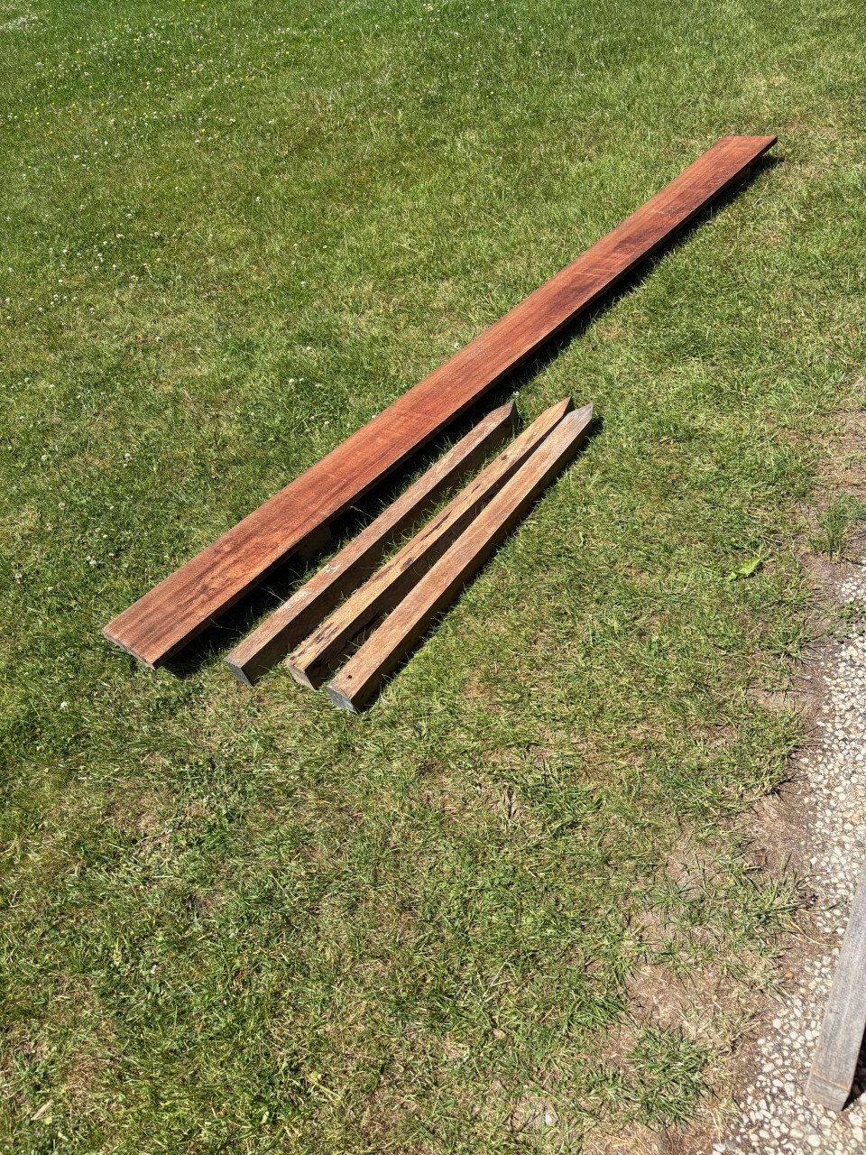 Hardhouten plank en hardhouten palen