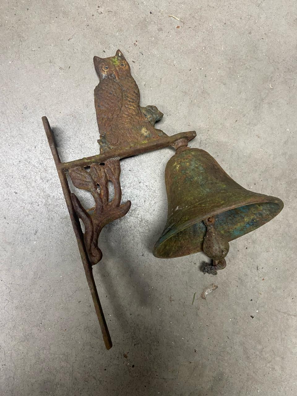 Vintage metalen bel met “UIL”