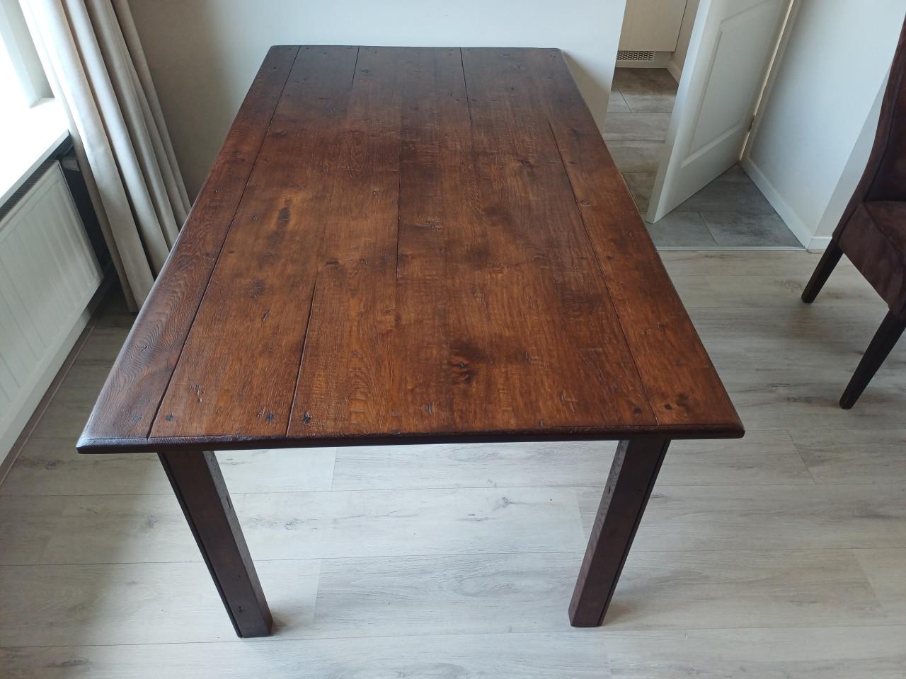 Eikenhouten eettafel en eettafelstoelen