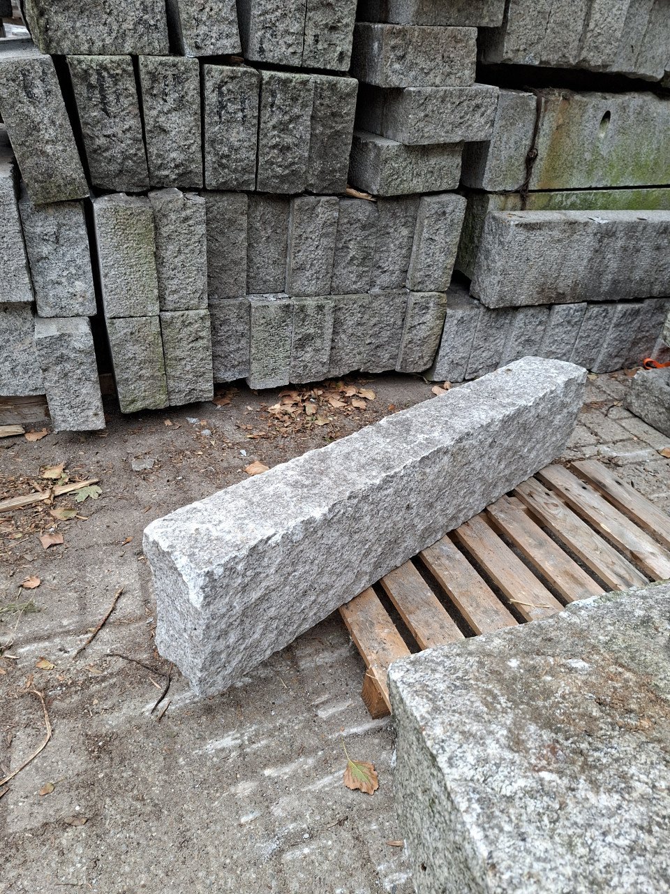 Partij granieten banden en platen