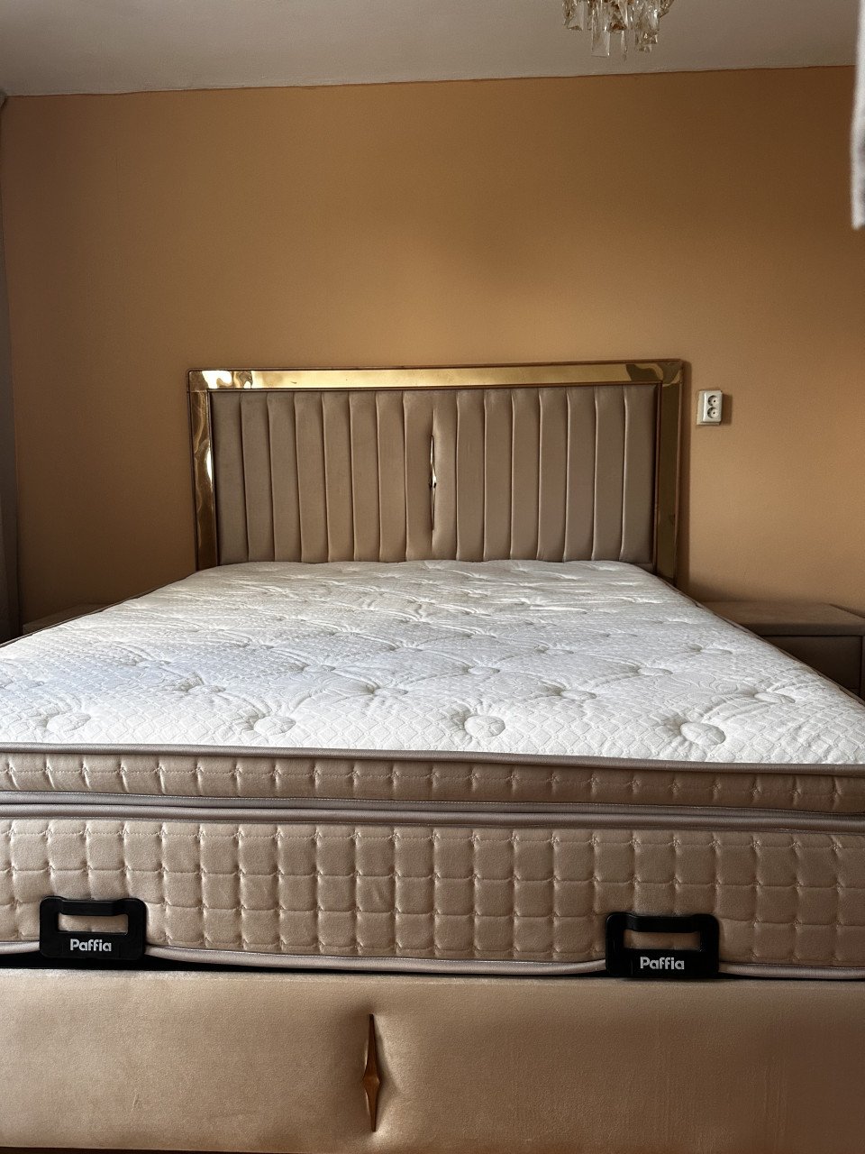 Boxspring Tweepersoons bed  maar 2 jaar oud + nachtkastjes + voetbank
