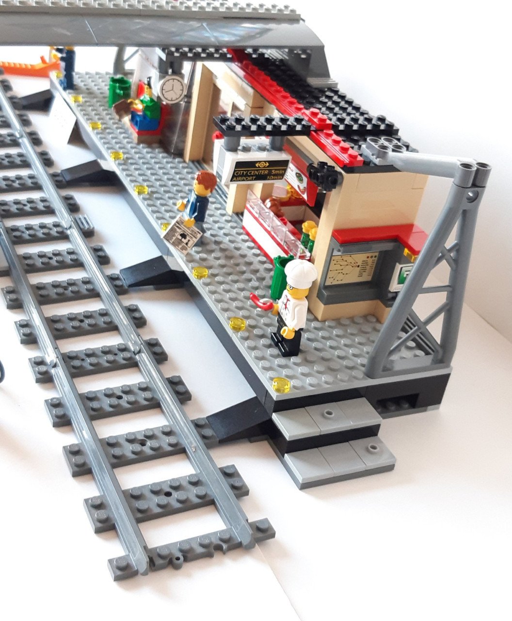 Lego City treinstation 60050: met taxi en 5 minifiguren