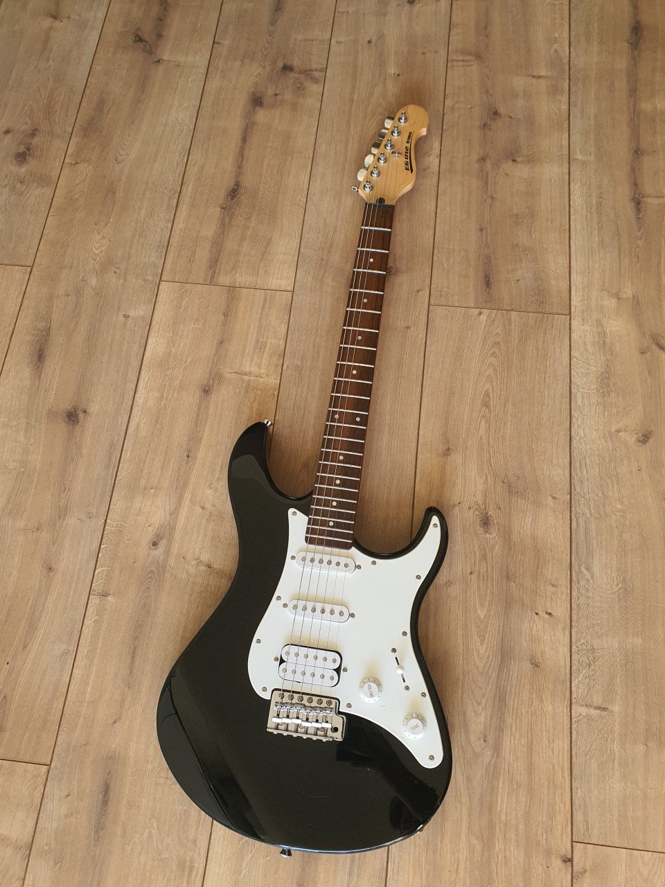 Yamaha EG012 elektrische gitaar