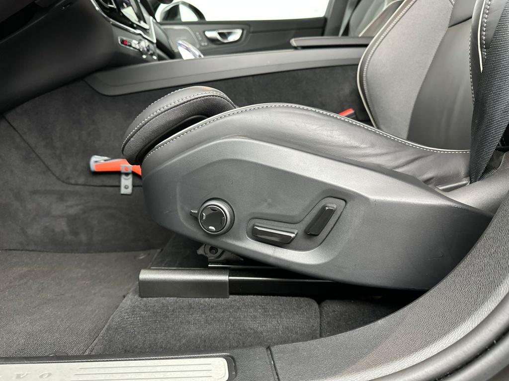 Volvo XC60 t6 398pk recharge ultra dark| pano| luchtvering| hud| 360camera