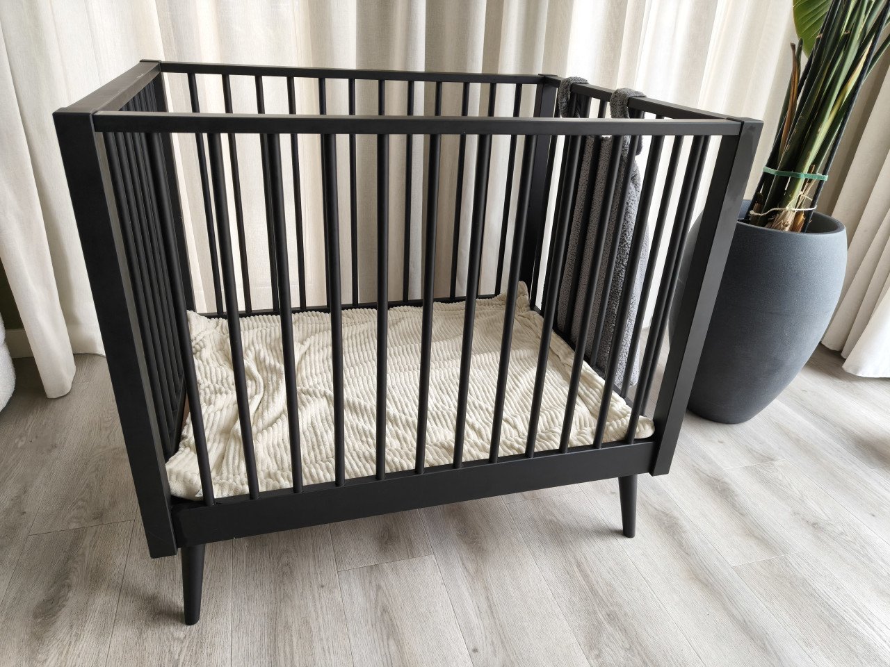 Mat zwarte baby box te koop