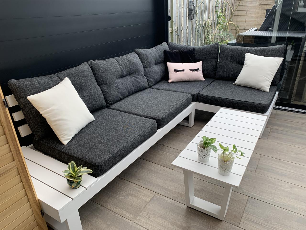 Alminium loungset met kussens en tafel merk SENSE.