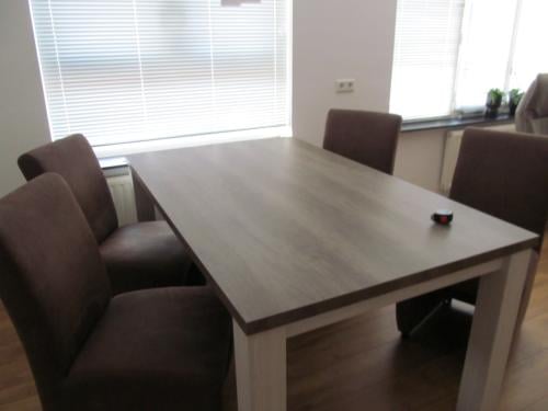 Eethoek met 4 stoelen op wieltjes