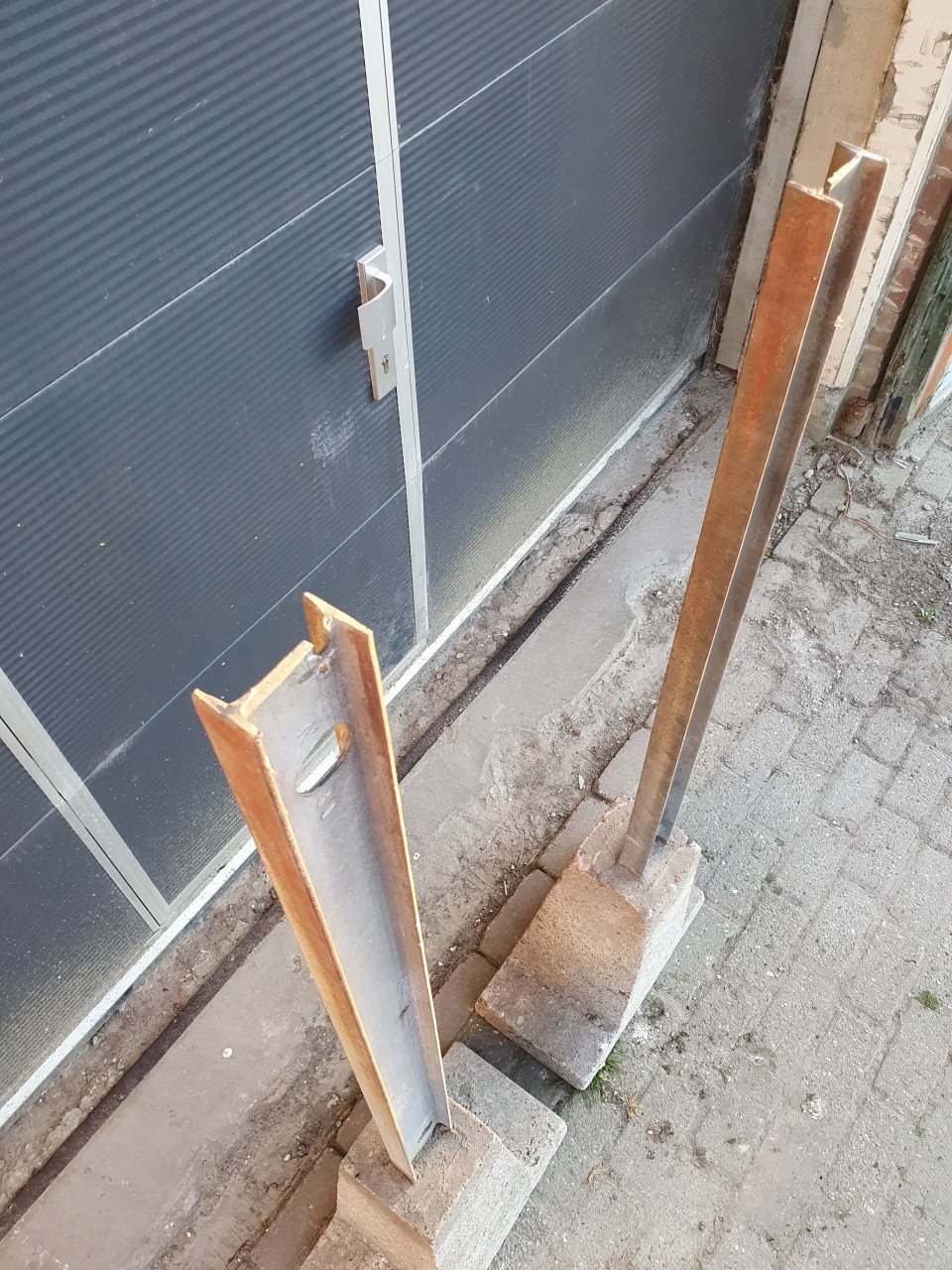2x Betonpoer met H-profiel voor hek, poort, schutting of volkstuin.