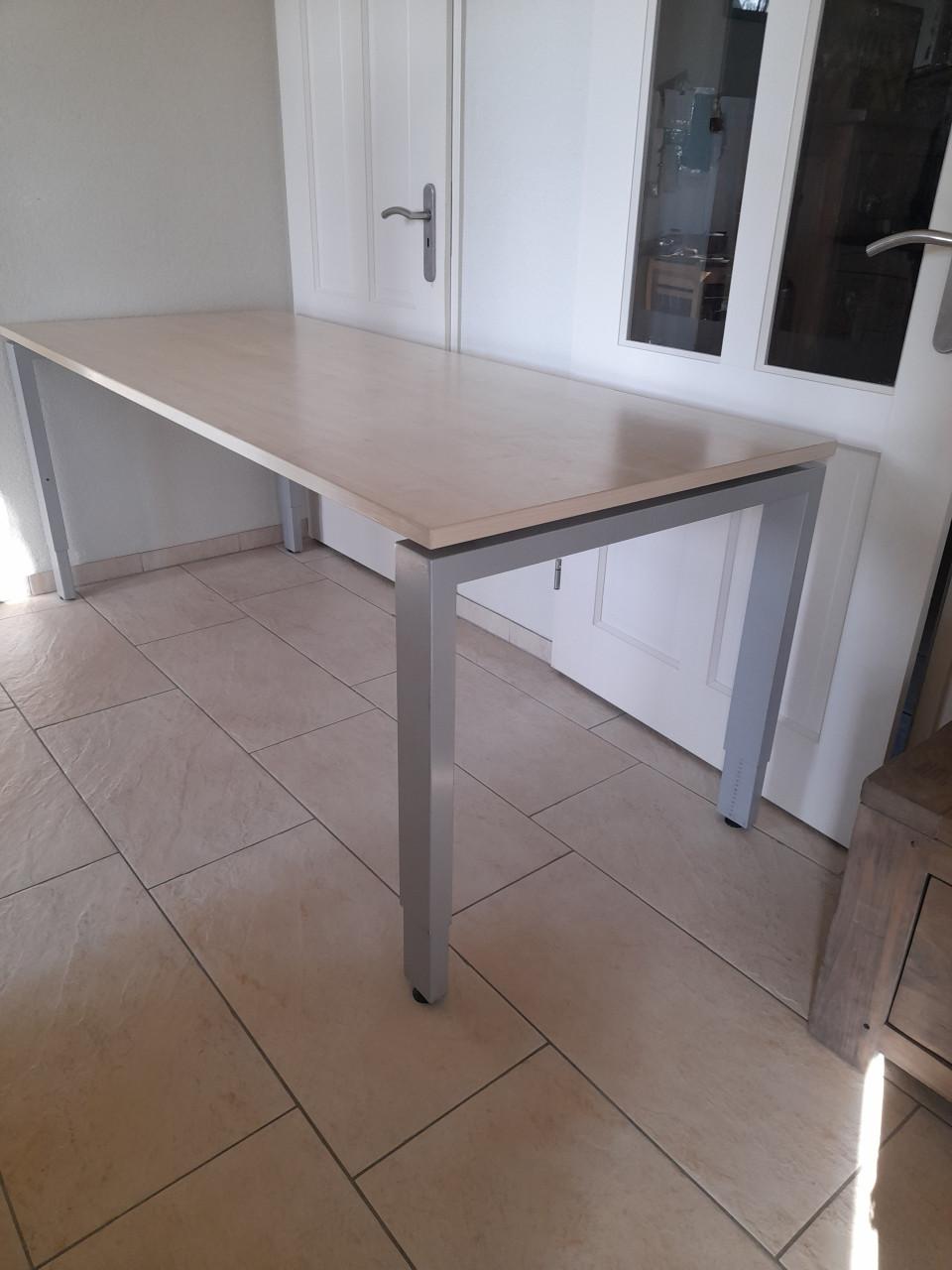 Bureau 80 x 200 (in hoogte verstelbaar van  62/82 cm) in goede staat!