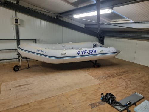 Prachtige rubberboot met een yamaha 8pk buitenboordmotor en boottrailer