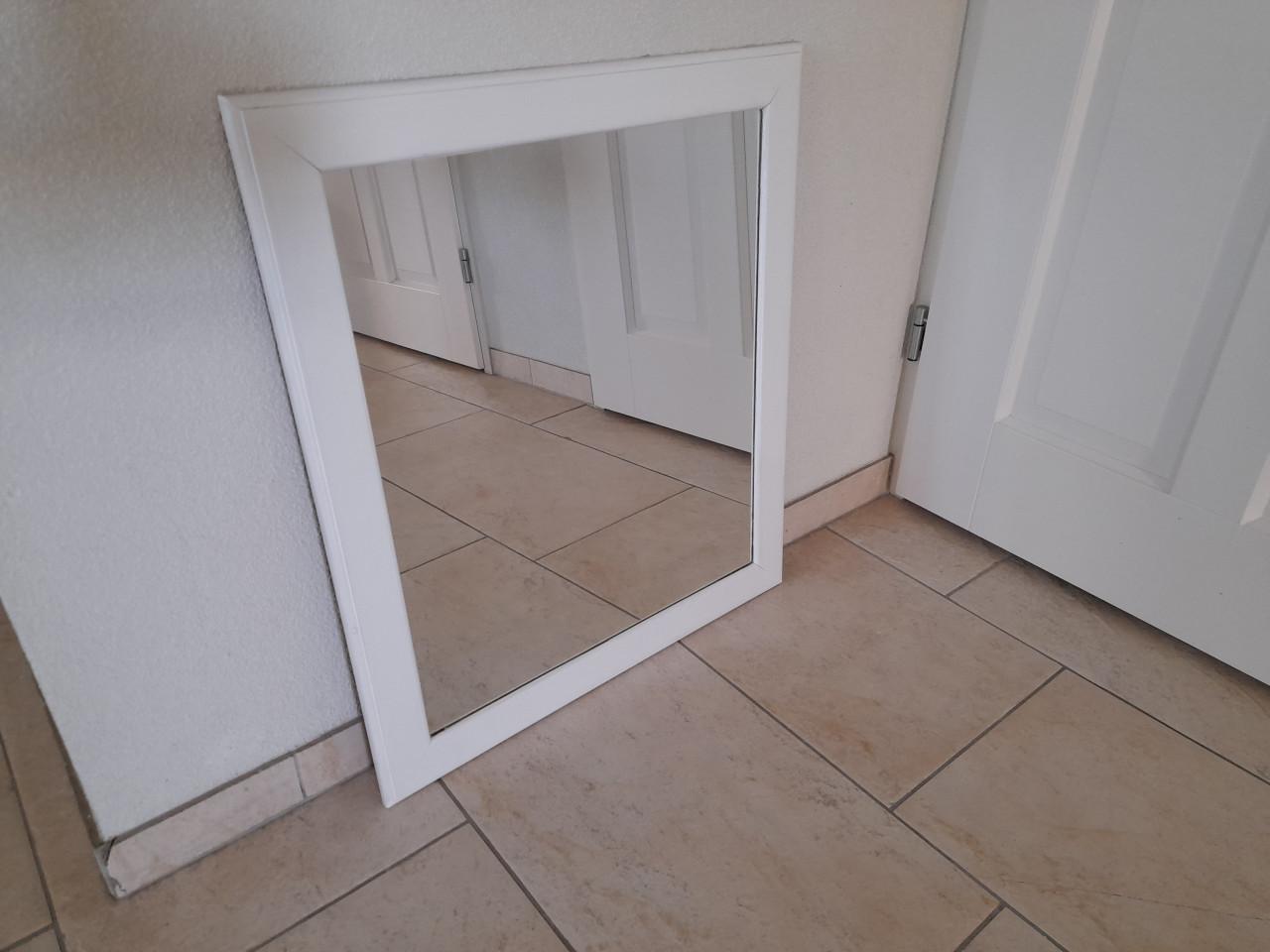 Spiegel 59 x 67  (in goede nette staat)