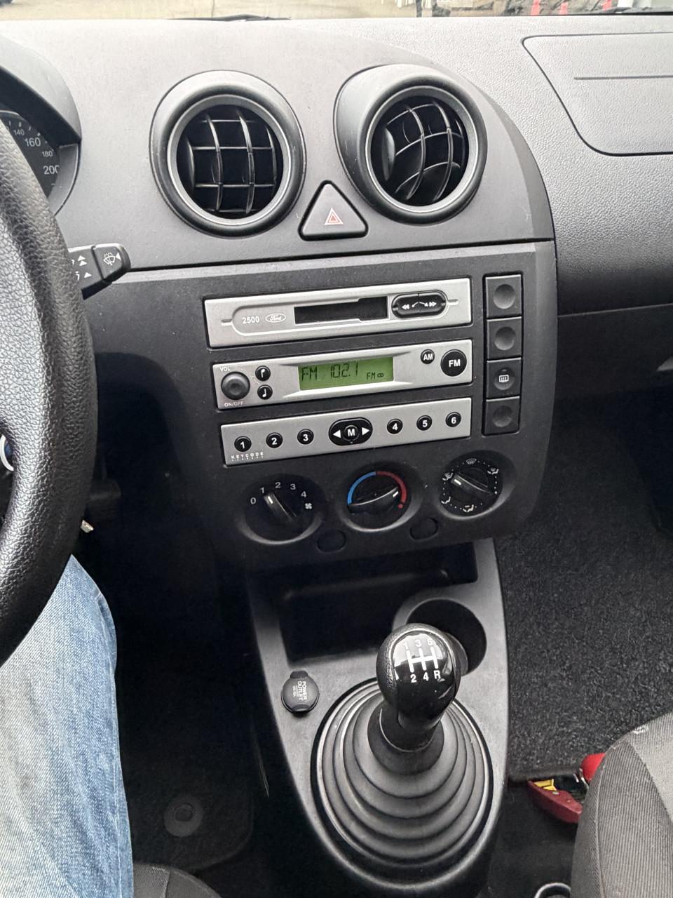 Ford Fiesta 1.3i Ambiente 5 deus ! ! !