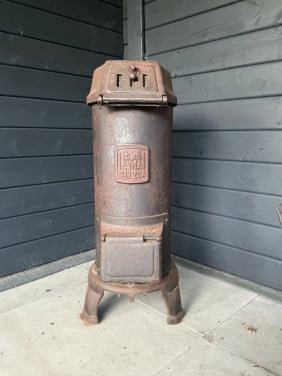 Antieke potkachel, buitenhaard, allesbrander