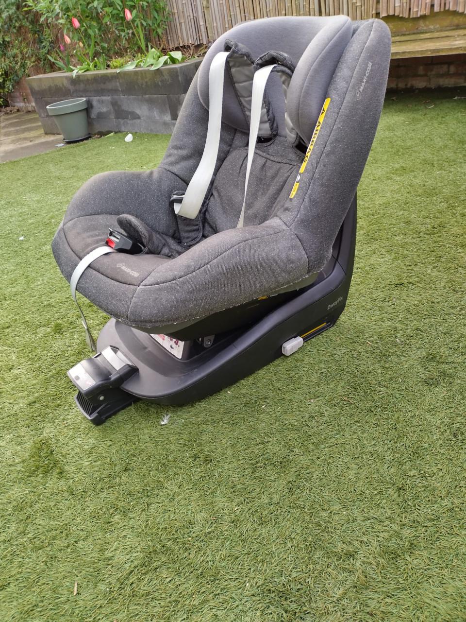 Maxi cosi 2wayfix onderstel + Maxi cosi 2way pearl autostoel