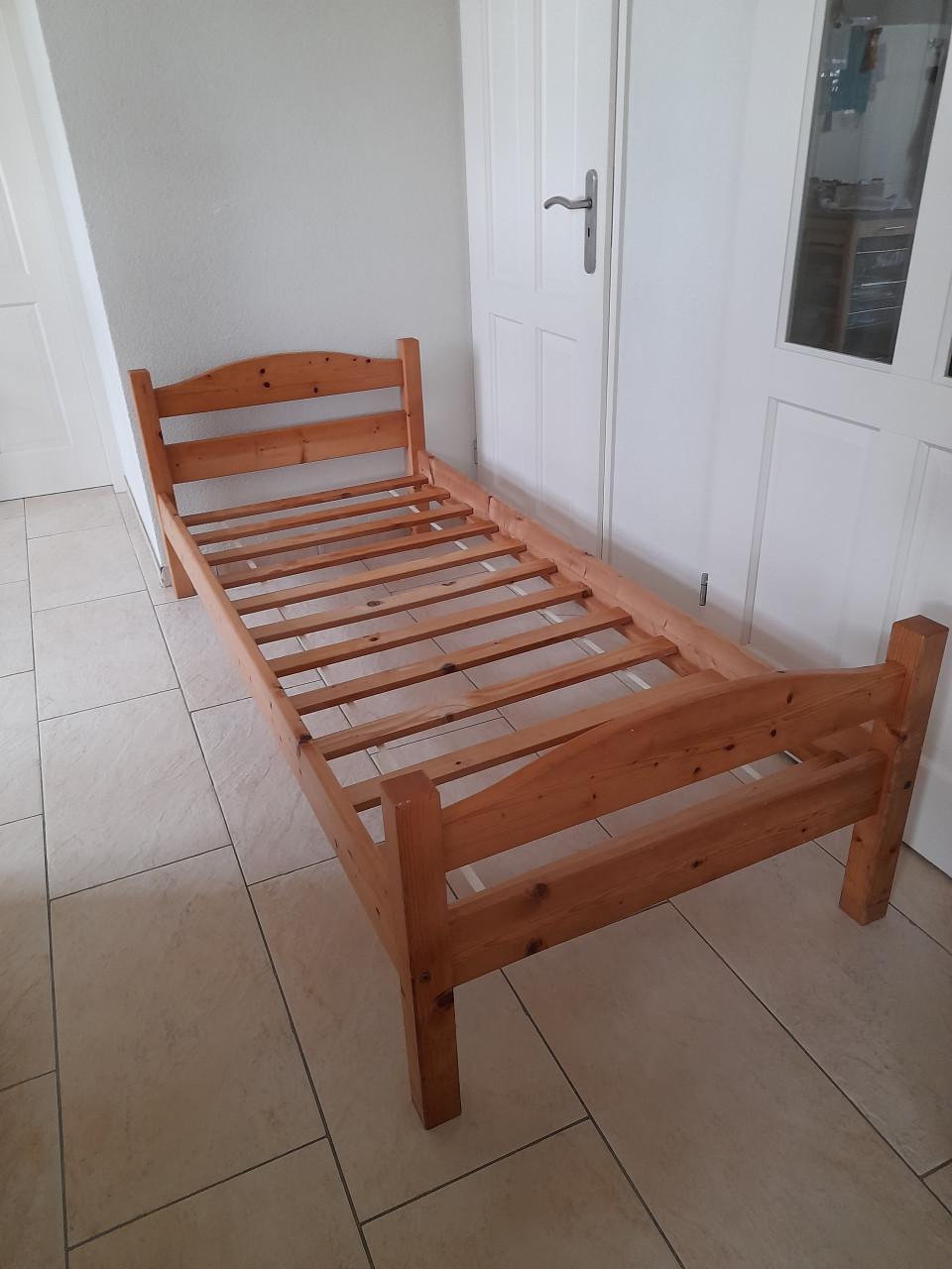 Houten 1 persoons bed 80 x 190 (in goede staat )