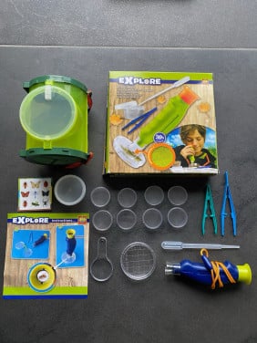 Natuur/insectenexplorer met handmicroscoop
