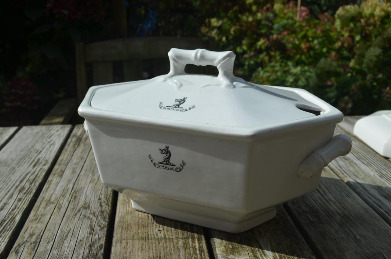 Fraaie aardewerk Engelse terrine in prima staat!