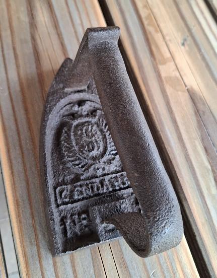 Antieke Gendarme Gietijzeren Strijkbout