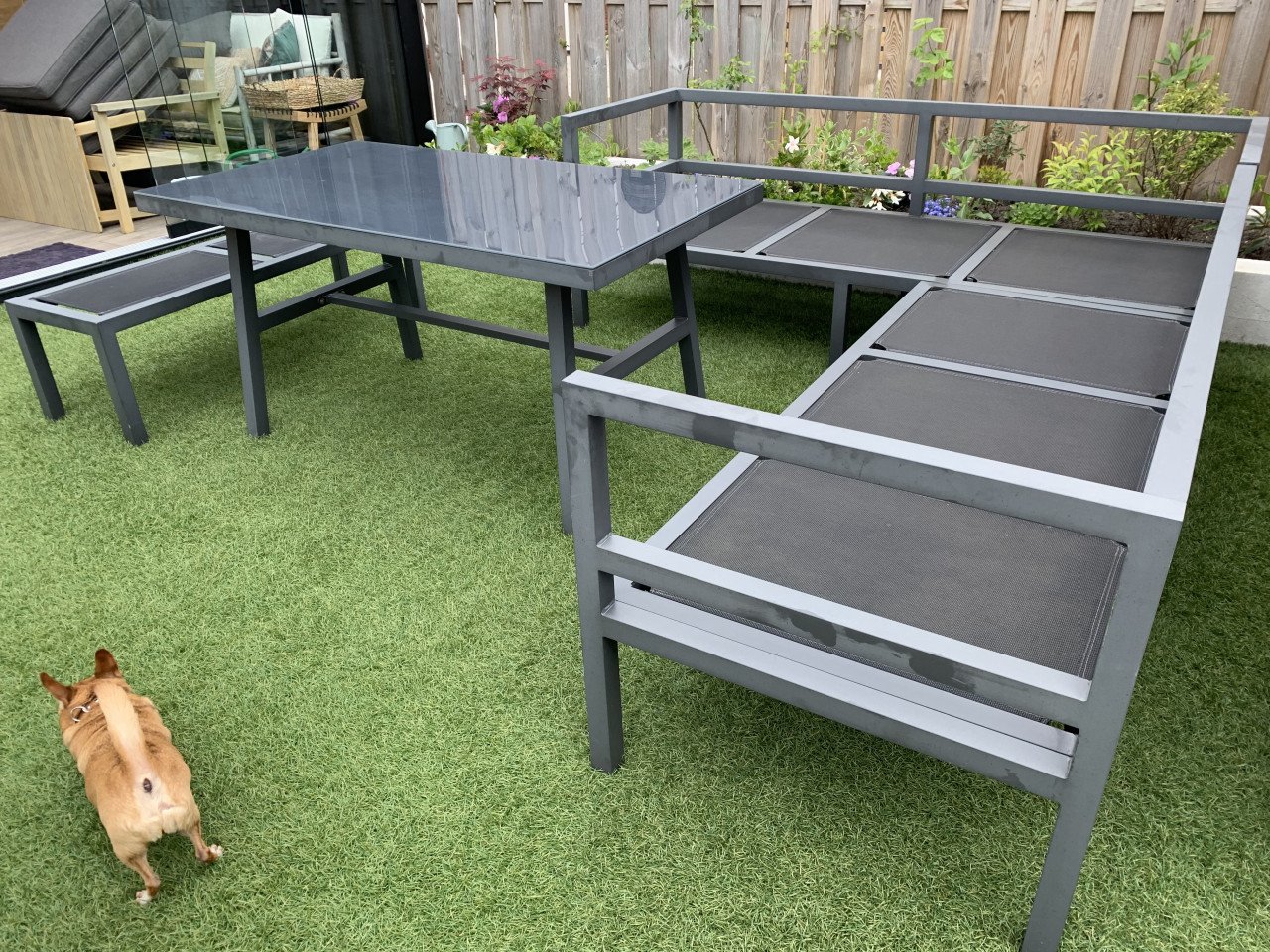 Lounge set Alminium grijs met kussens en hoge tafel en bankje.