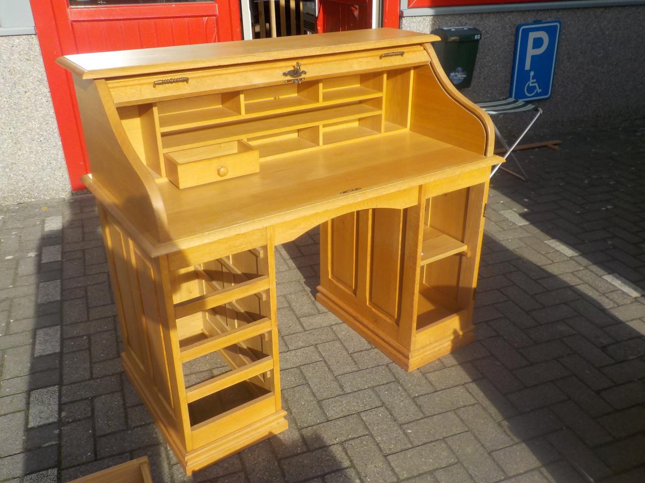 Geheel massief eiken secretaire in zeer goede staat met diepe laden