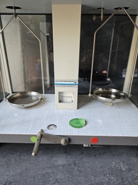Jaren 60 analytische balans weegschaal, klein model voor nauwkeurige meting
