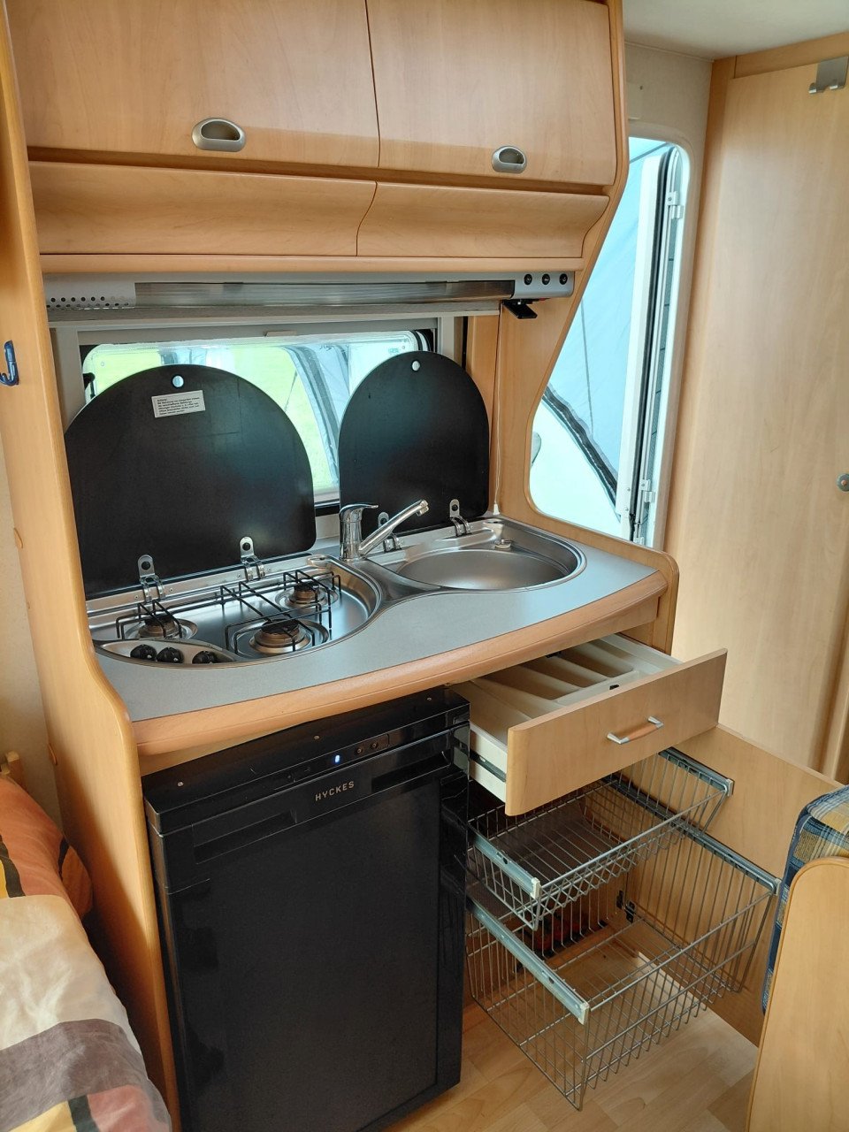Hobby 400 SF (2001) met voortent en luifeltje