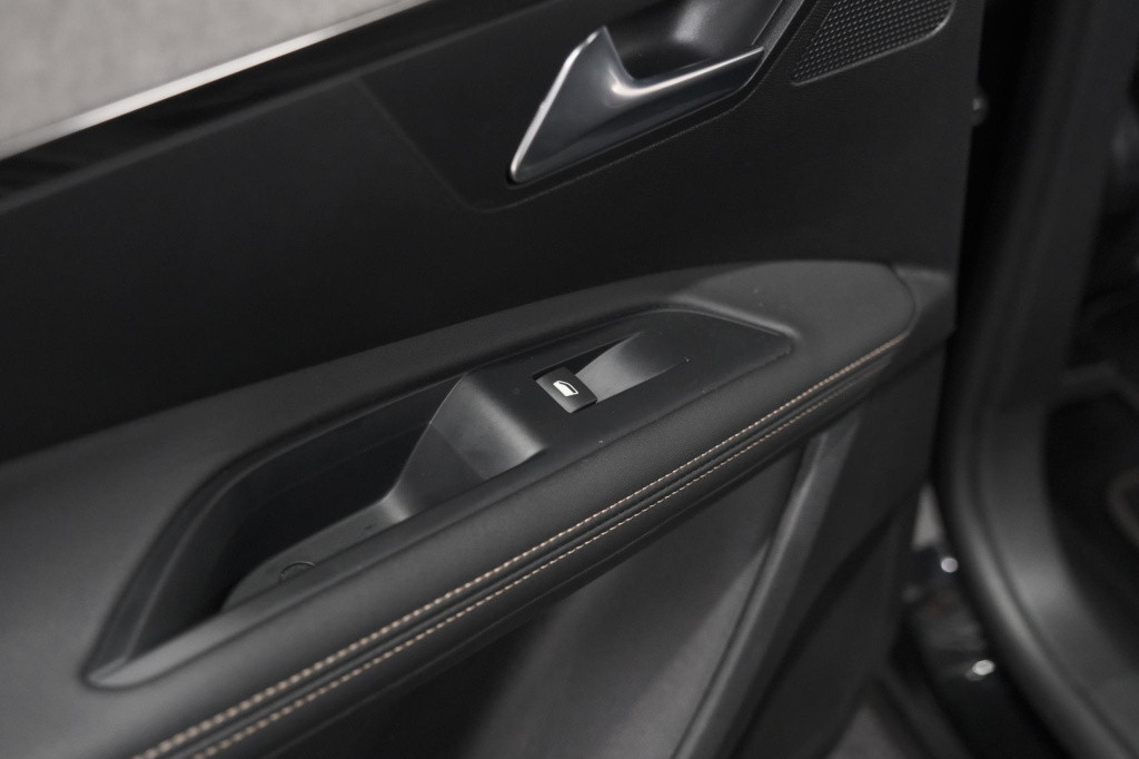 Peugeot 5008 hybrid 136 e-dcs6 gt | camera | dodehoekdetectie | navigatie |