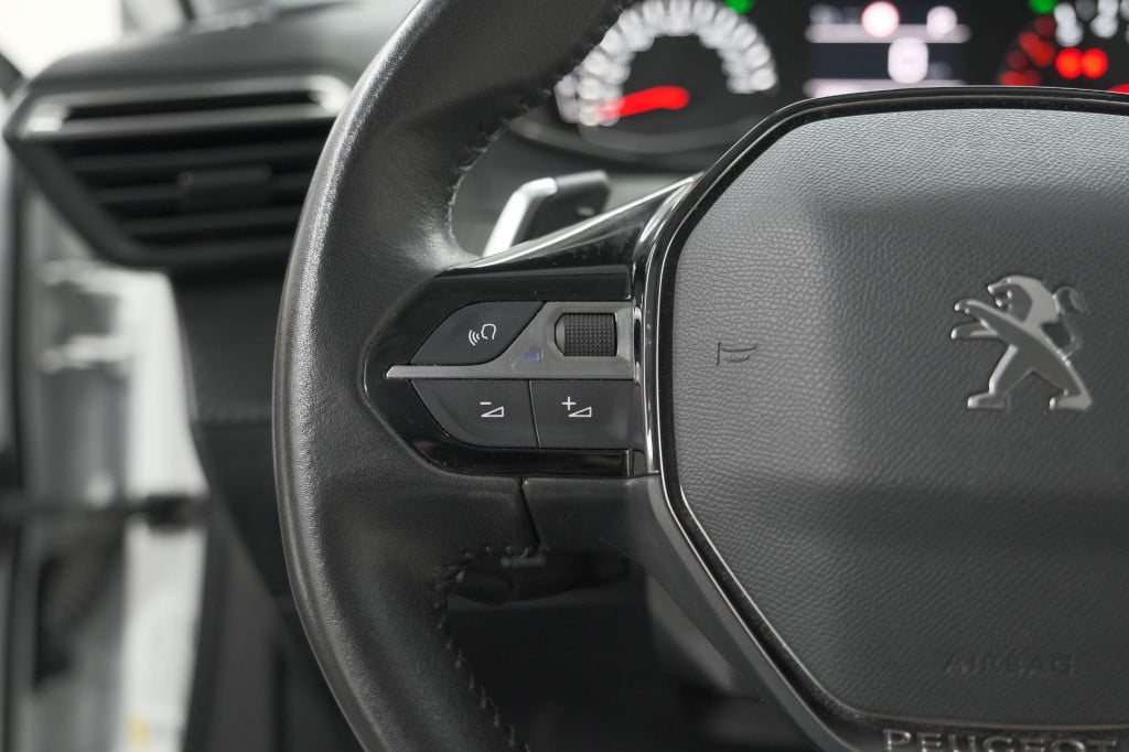 Peugeot 2008 puretech 130 eat8 allure | parkeersensoren | navigatie | apple