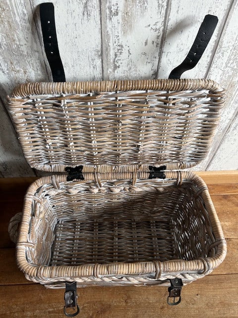 Stoere rieten mand.  met riem/gesp sluiting.