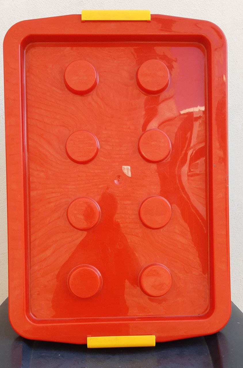 Grote opbergdoos in de vorm van een Lego steen, zonder wielen.