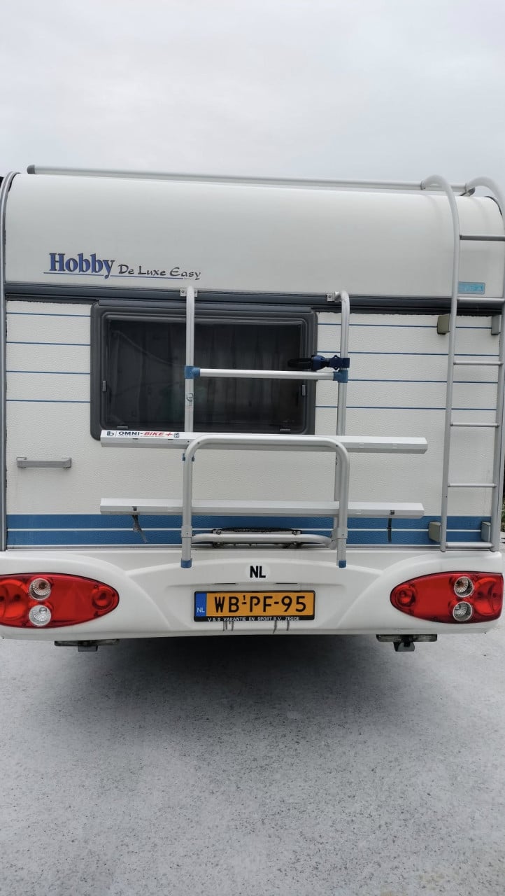 Hobby 400 SF (2001) met voortent en luifeltje