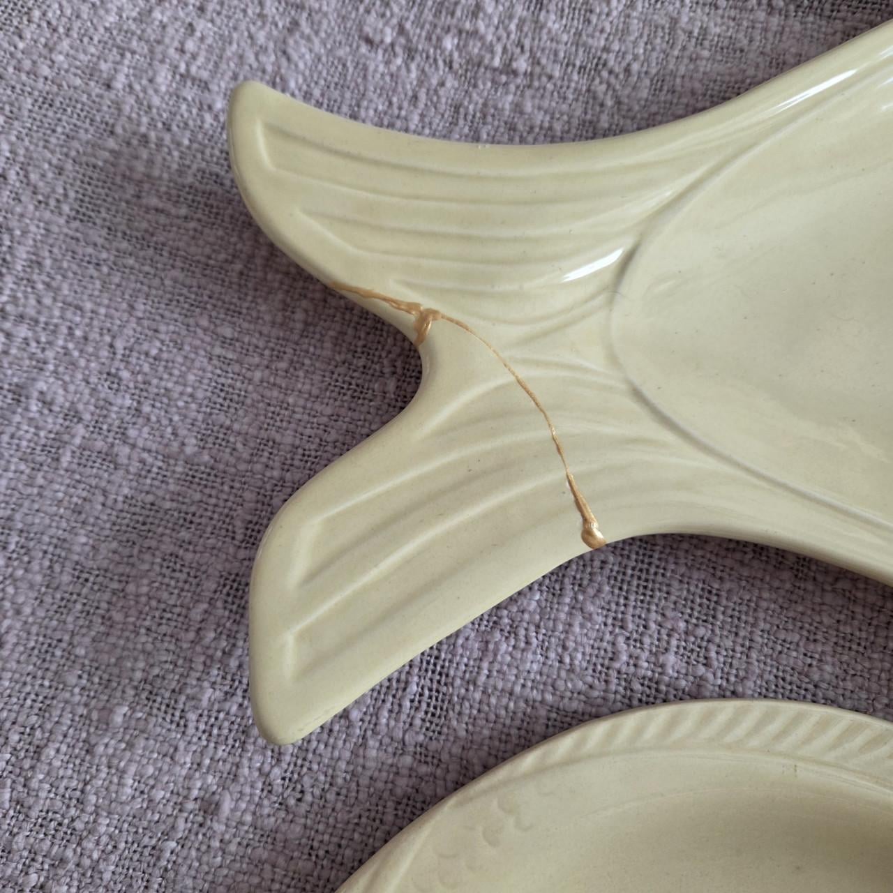Art deco boterkleurig visservies, 6 borden plus serveerschaal